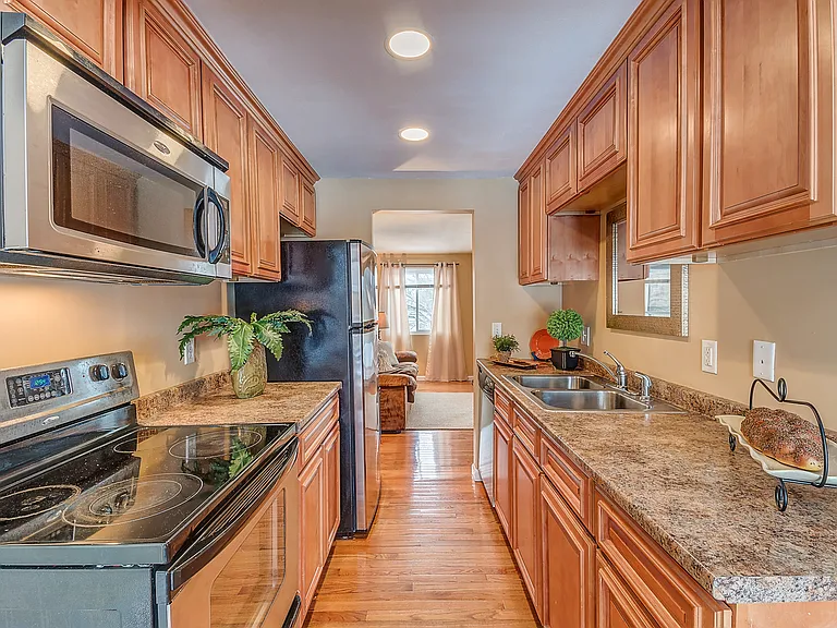 260 Robert Dr — Photo 3