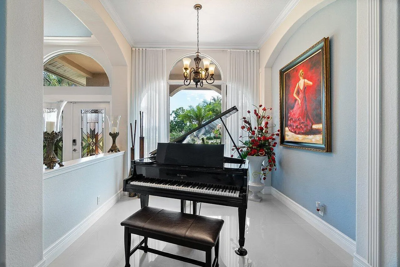 3 bed, 2.0 bath, 2374 sqft, $8,500 — Photo 4
