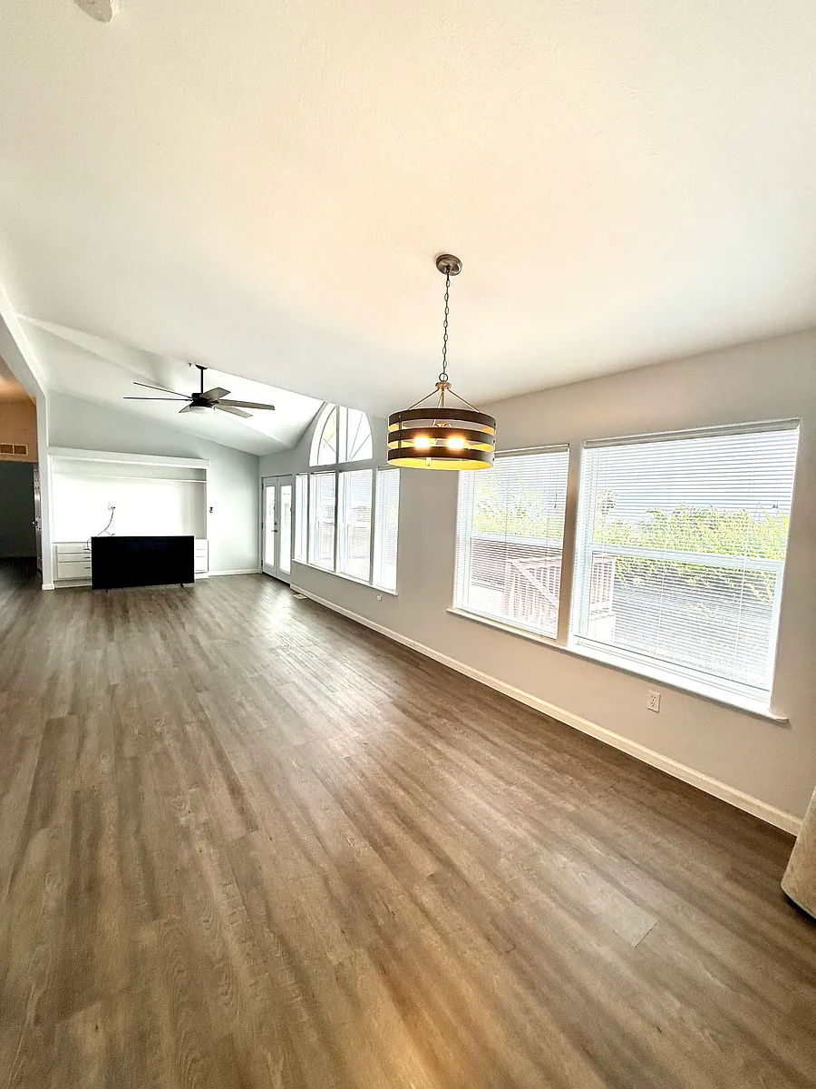 Building Photo - 150 S Rancho Santa Fe Rd