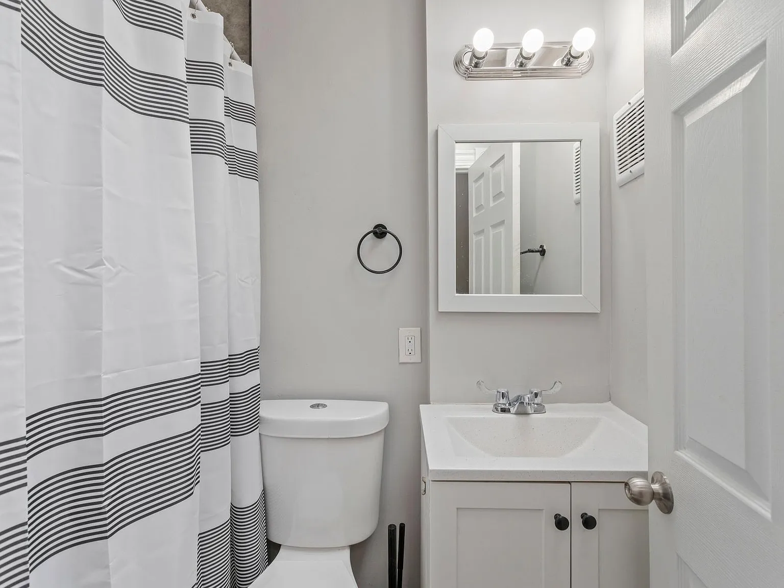 3 bed, 1.0 bath, 795 sqft, $832 — Photo 4