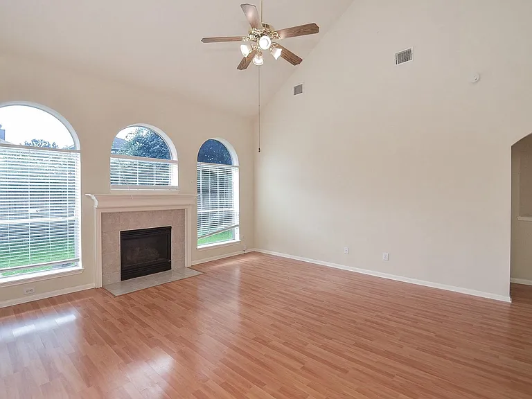 2715 Sunnycreek Ln — Photo 4