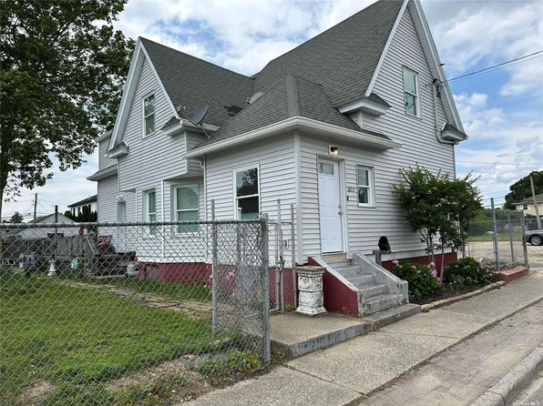 623/625 Stewart Avenue, Bethpage, NY 11714