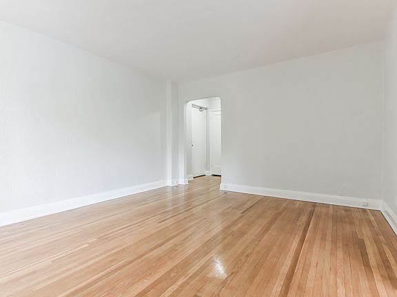 4th image of 111 Oriole Pkwy #203