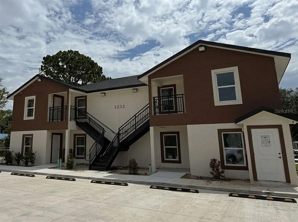 3 bed, 2.0 bath, 1189 sqft, $1,797 — Photo 1