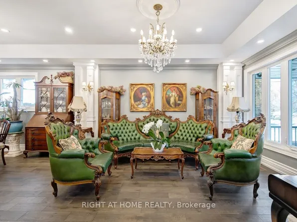 397 Maple Leaf Dr, Toronto, ON M6L 1P4