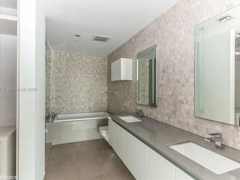 88 SW 7th St #2508 — Photo 10