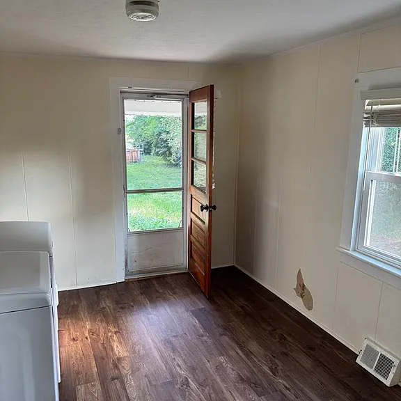 446 W Broad St — Photo 16