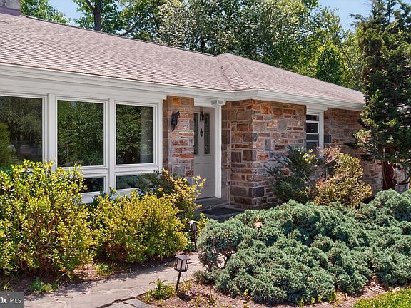 3rd image of 3029 Ramblewood Rd