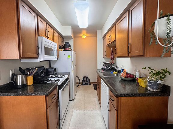 3rd image of 1010 15th Ave SE APT 201