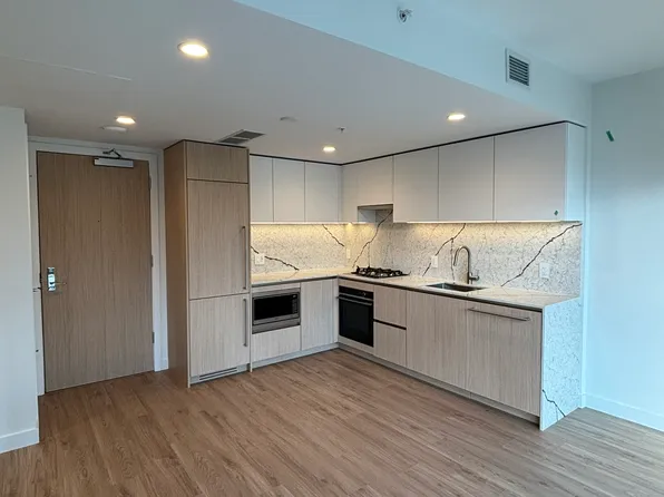 2135 Springer Ave #403, Burnaby, BC V5B 3N1
