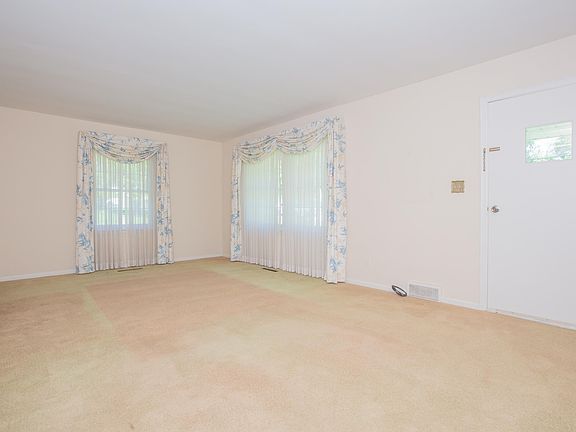 3rd image of 201 Inwood Dr