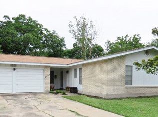 2604 E Poplar Ave, Victoria, TX 77901