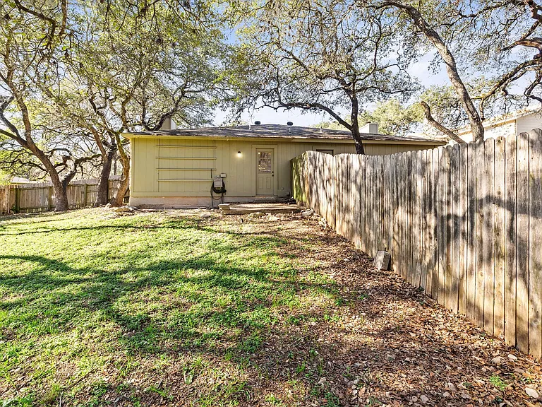 9807 Hundred Oaks Cir #B — Photo 24