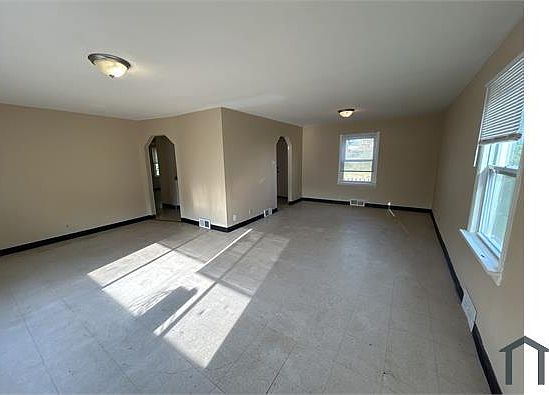 5th image of 6004 Evergreen Blvd
