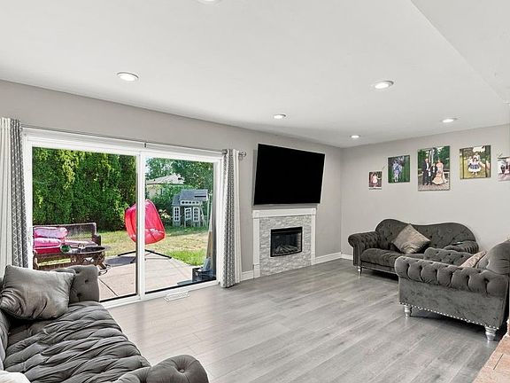 4th image of 33625 Kennedy Dr