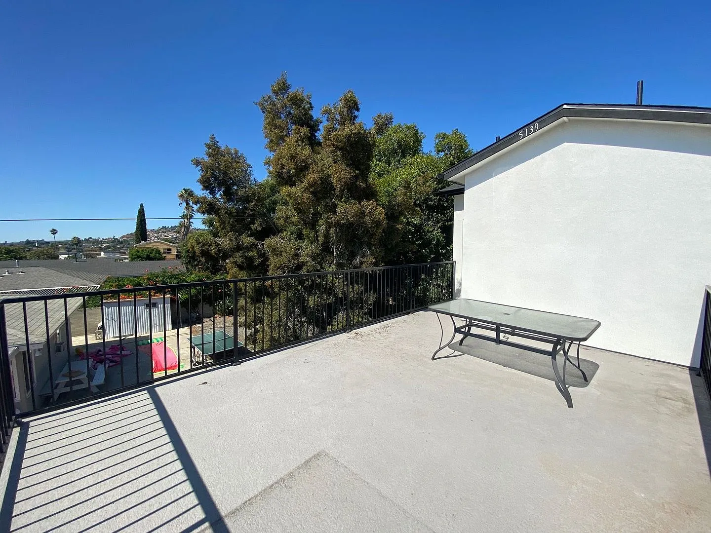 4BD/2BA w/ Rooftop Deck! — Photo 3