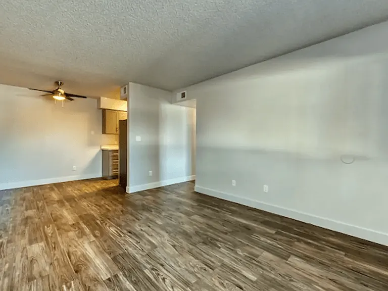 Gilbert Square Apartments — Photo 19