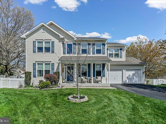 3rd image of 605 Barclay Cir