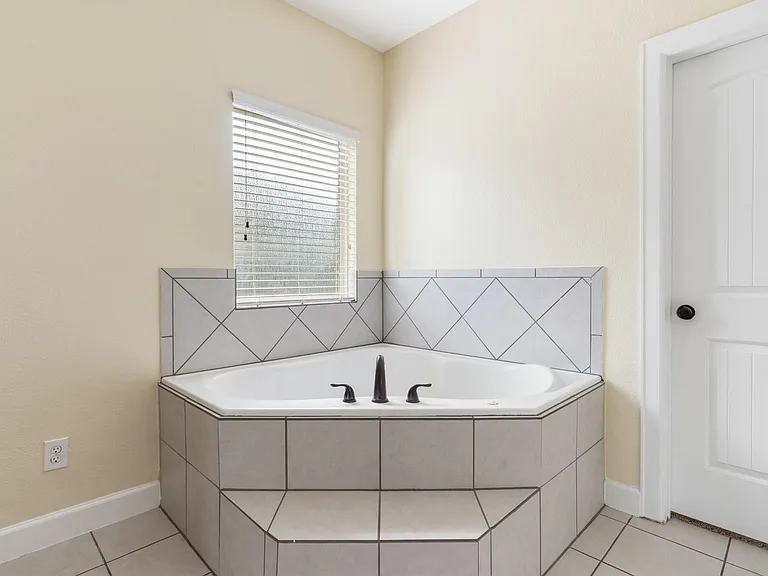 328 Country Crossing Cir — Photo 17