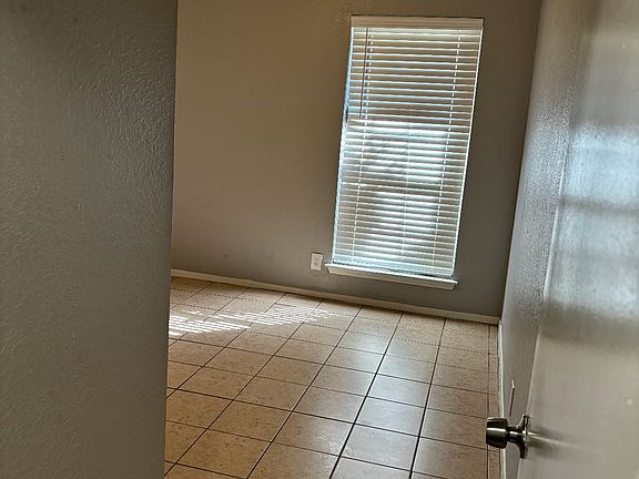 3rd image of 6415 Woods Edge Dr