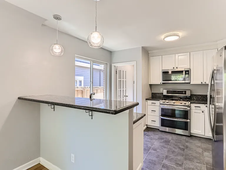 749 N Ash St — Photo 10