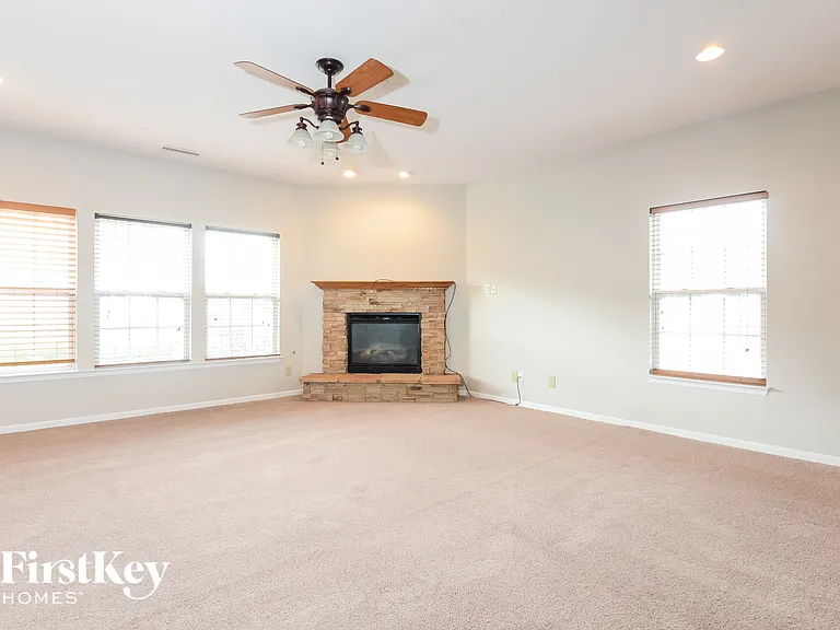 10735 Cyrus Dr — Photo 2