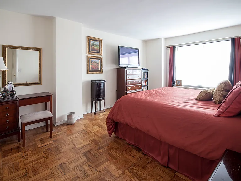 136 E 56th St #14D — Photo 5