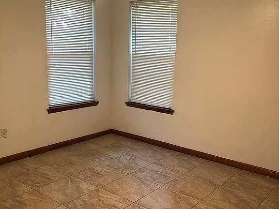 3rd image of 925 Miramar Pl