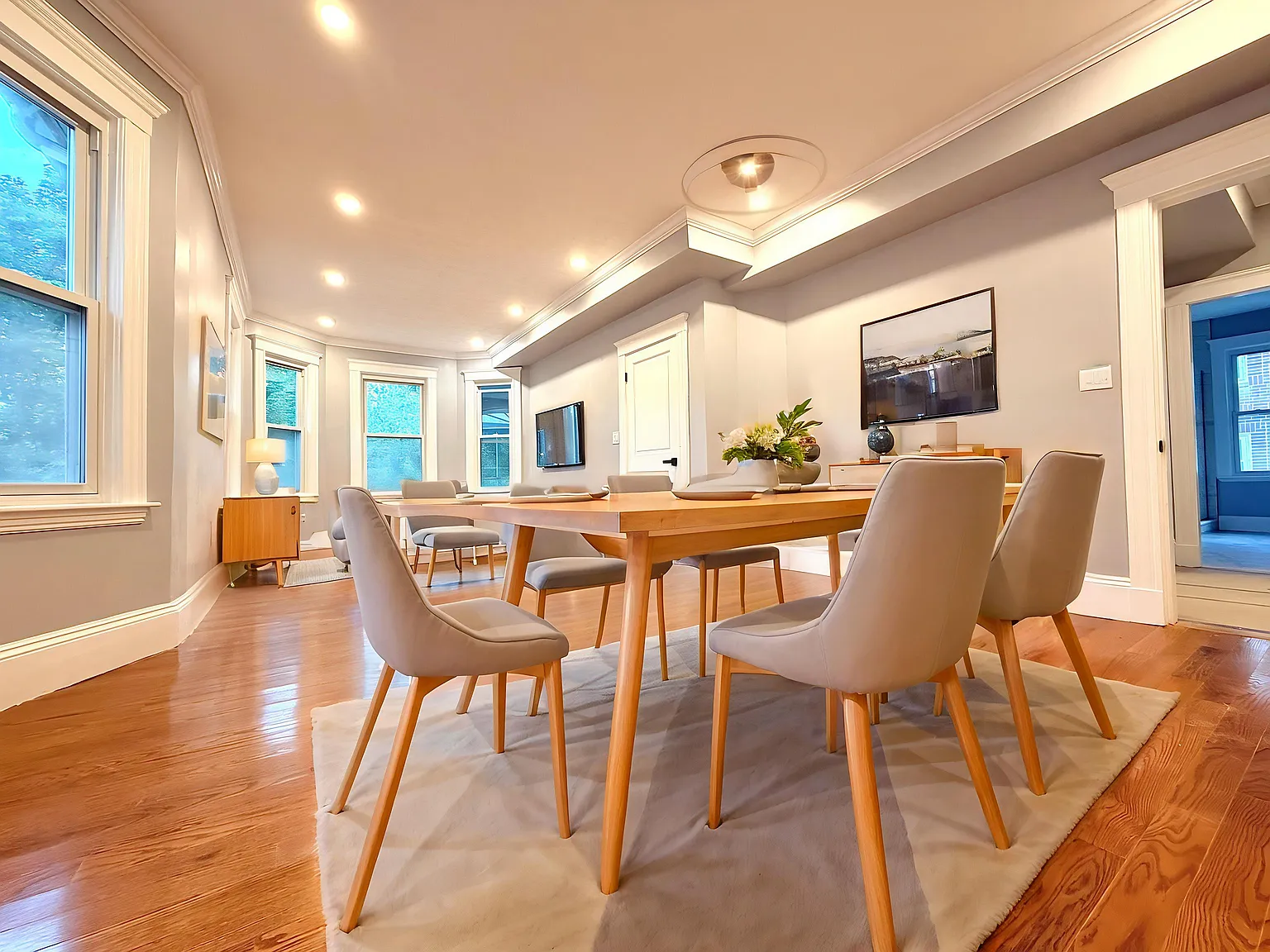 4 bed, 2500 sqft, $5,800 — Photo 3
