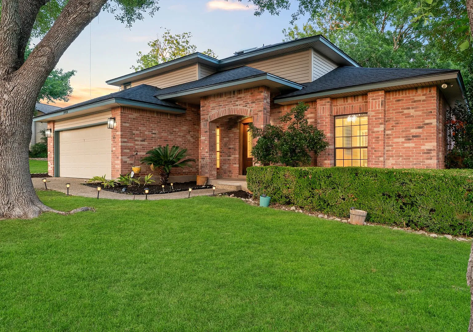 Elegant Carpet-Free Home with Updated Kitchen & Luxurious Primary Suite — Photo 2