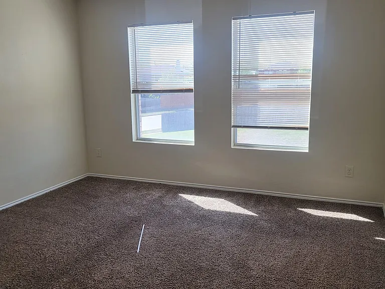 933 Medina Dr — Photo 9