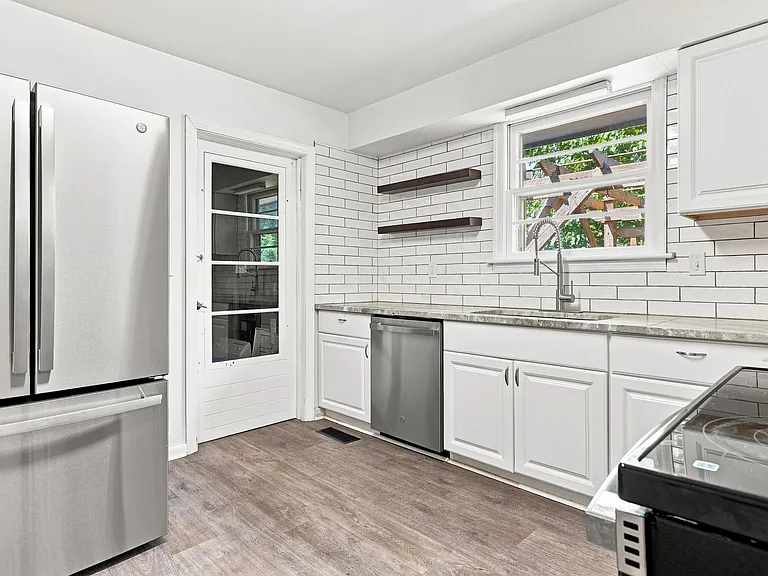1208 Pineview Ave — Photo 3