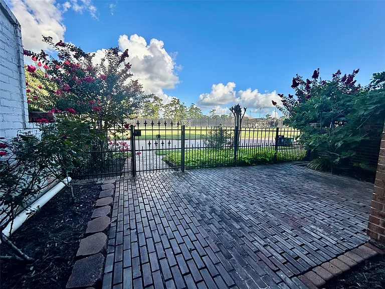 2456 Country Club Dr — Photo 2