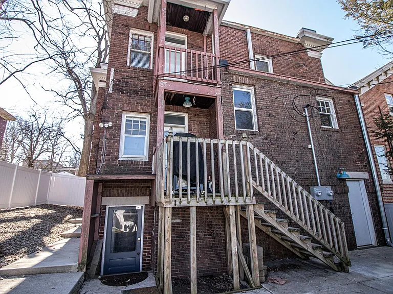 1204 Columbia St — Photo 12