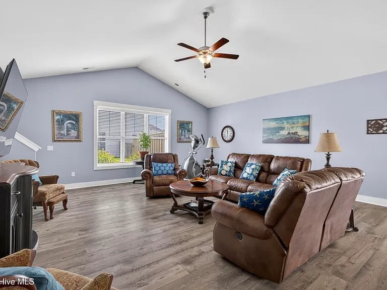 2024 Blue Spruce Dr — Photo 7