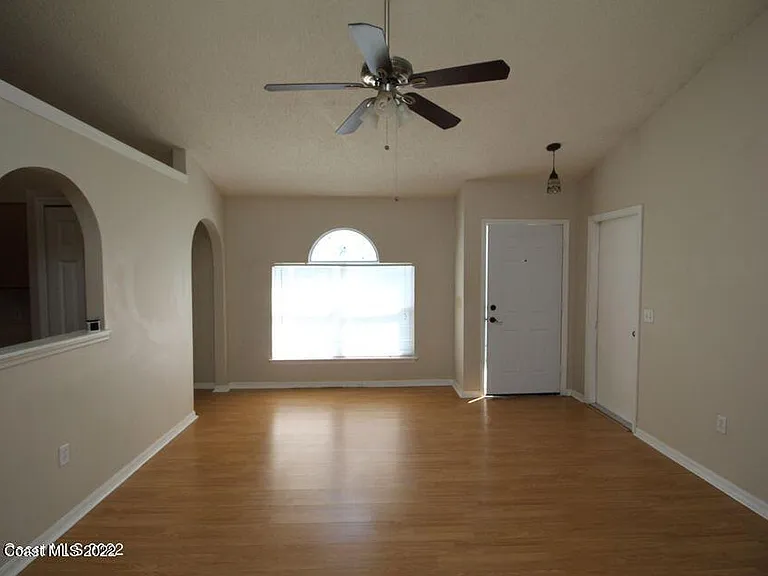 2230 Redwood Cir NE — Photo 4