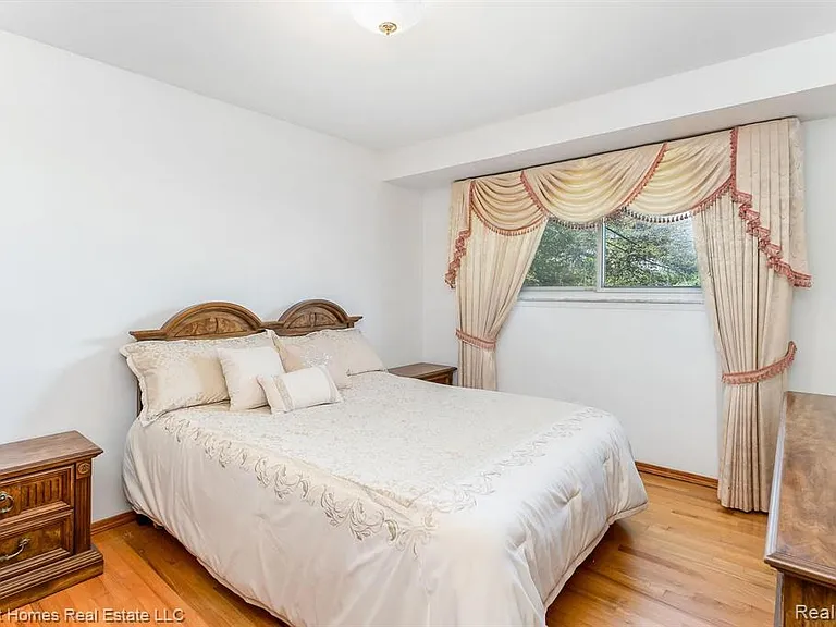 11451 Canterbury Dr — Photo 8