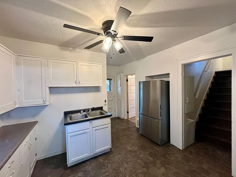 713 Augusta Ave — Photo 2