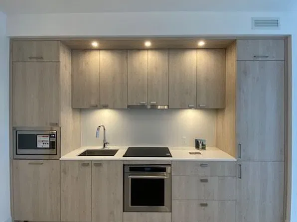 10 Inn On The Park Dr #1806, Toronto, ON M3C 0P9