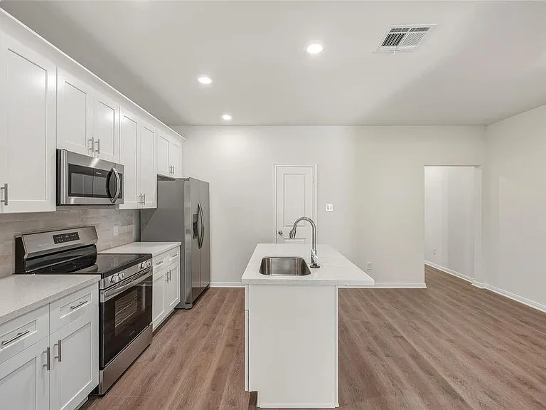 706 W Dallas — Photo 11