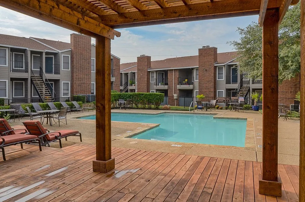 Oak Tree Village — Photo 2
