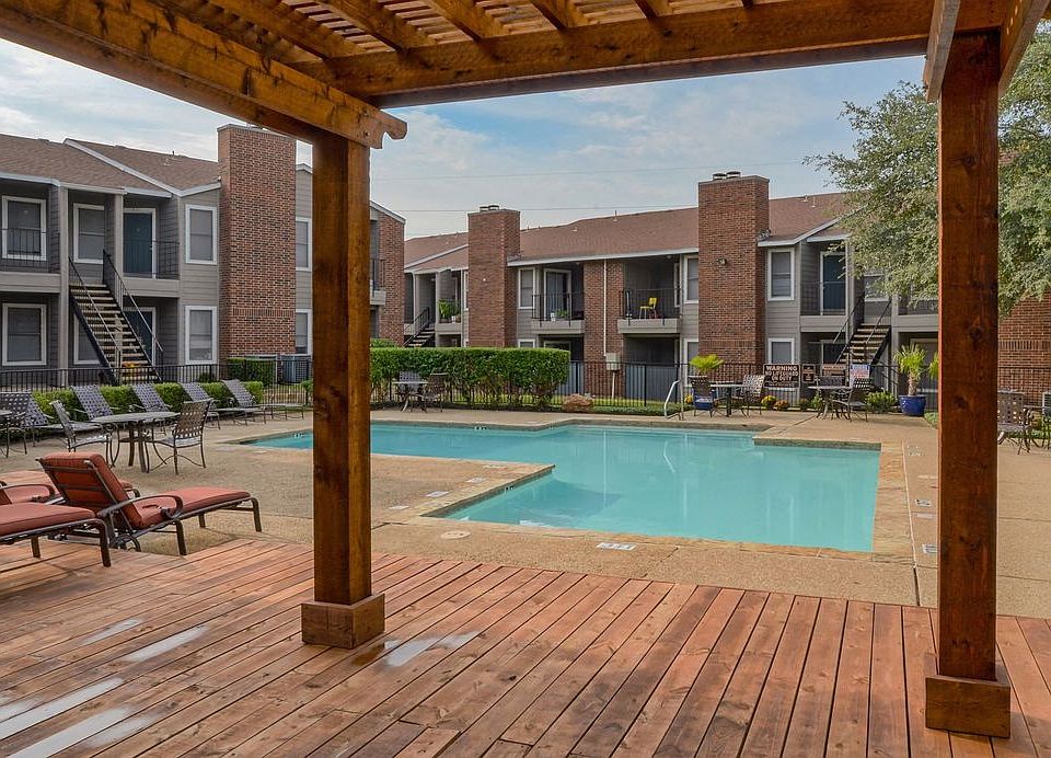 Oak Tree Village Apartments Pool and Lounge Chairs