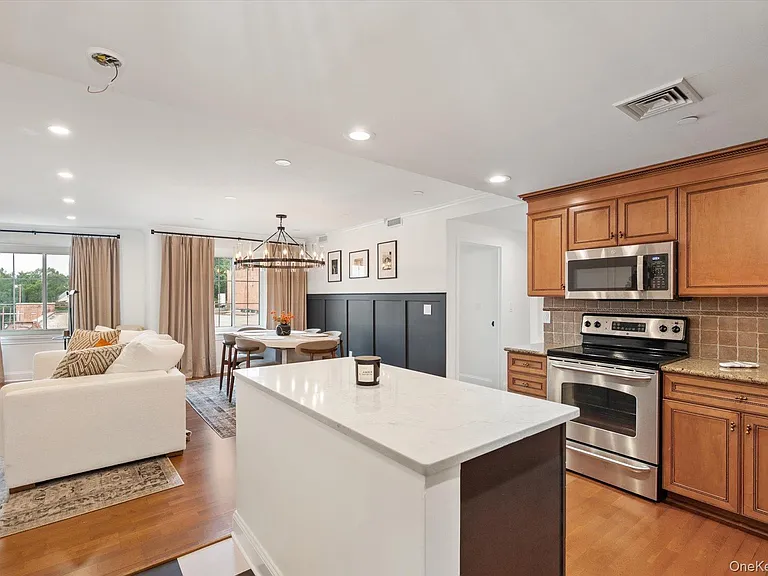 242 Maple Ave #308 — Photo 2