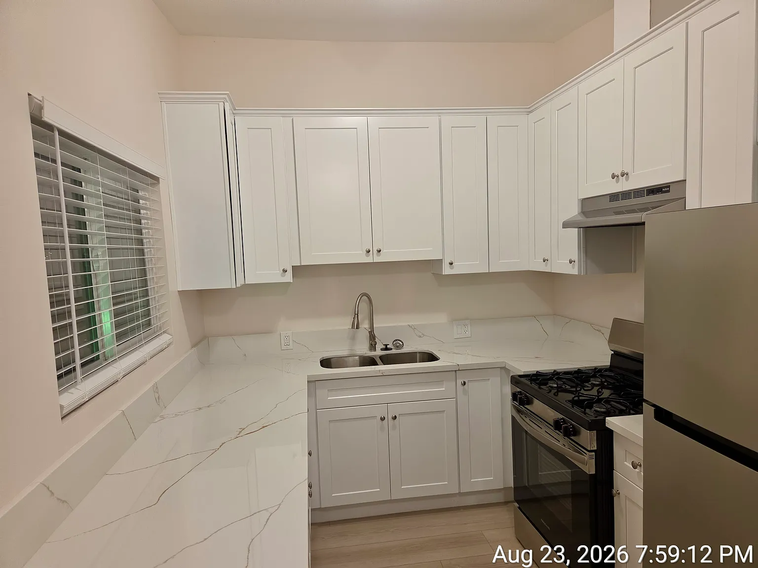 510 W Hyde Park Blvd — Photo 1