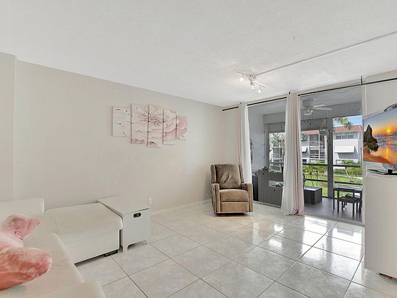 4th image of 400 SE 10th Street #210