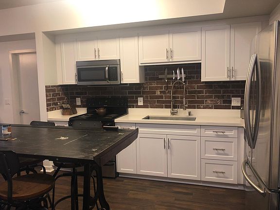 Kitchen, deep sink, large fridge