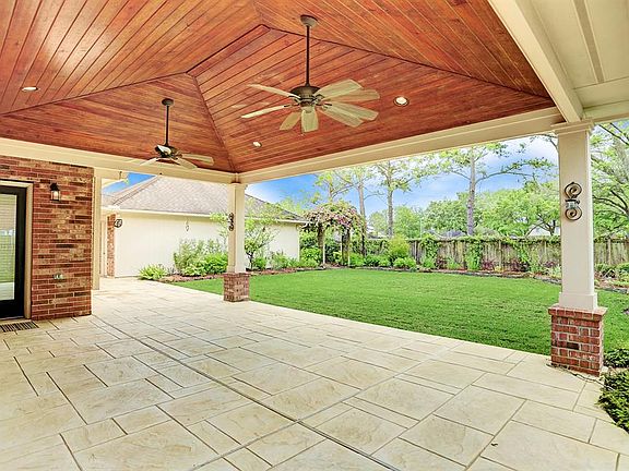 Gorgeous landscape, beautiful patio... all waiting for a backyard barbecue!