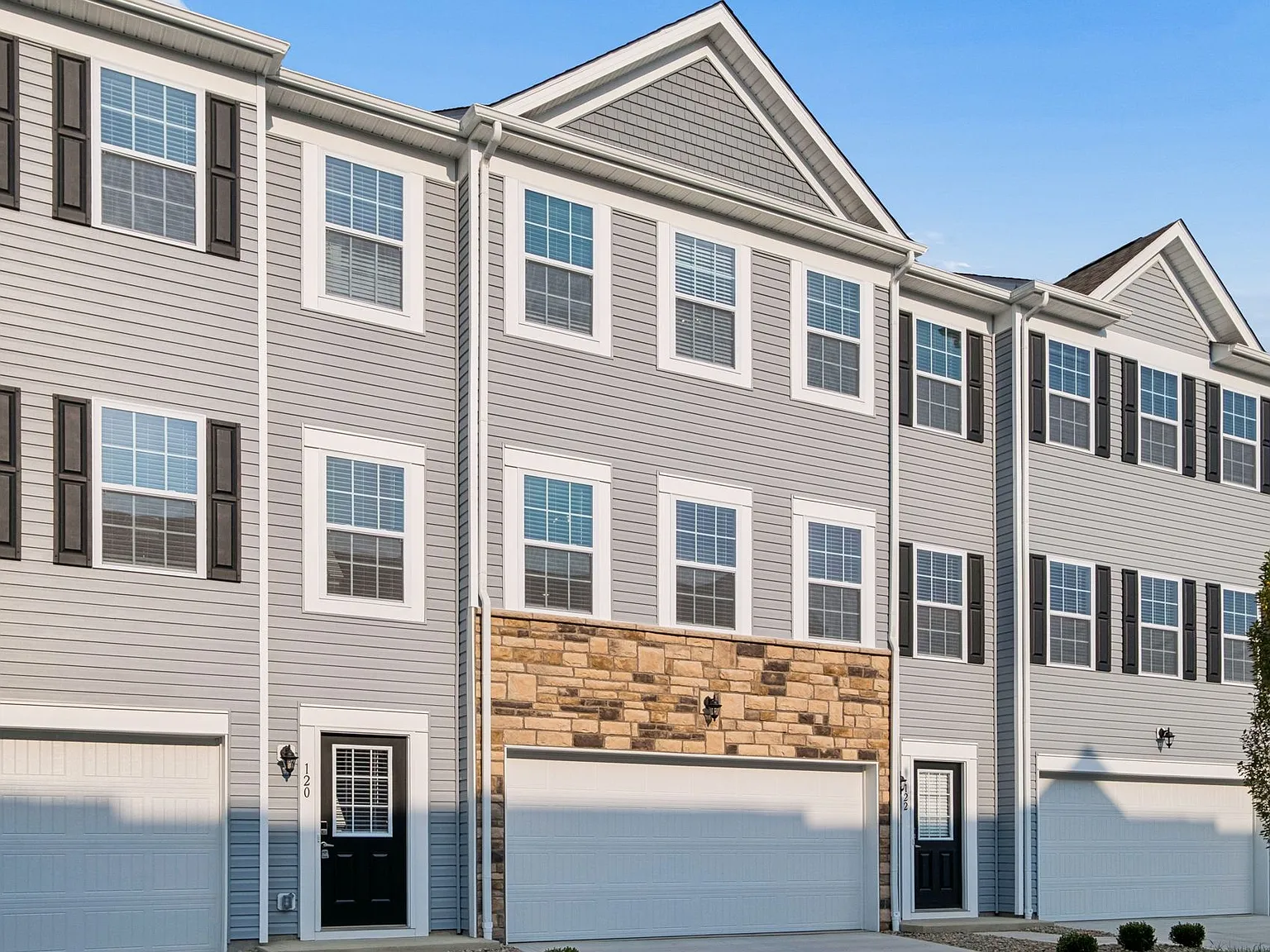 3 bed, 2.5 bath, 1850 sqft, $2,299 — Photo 3