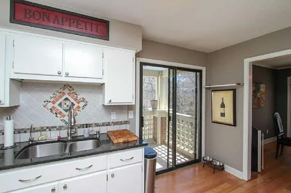 211 Hillsboro Pl — Photo 6