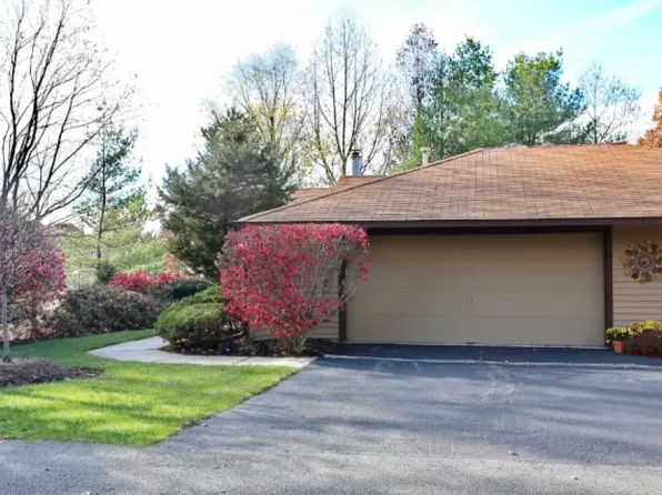 222 Mountain View Dr, Mahwah, NJ 07430